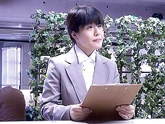 新人女性社員が面接官004